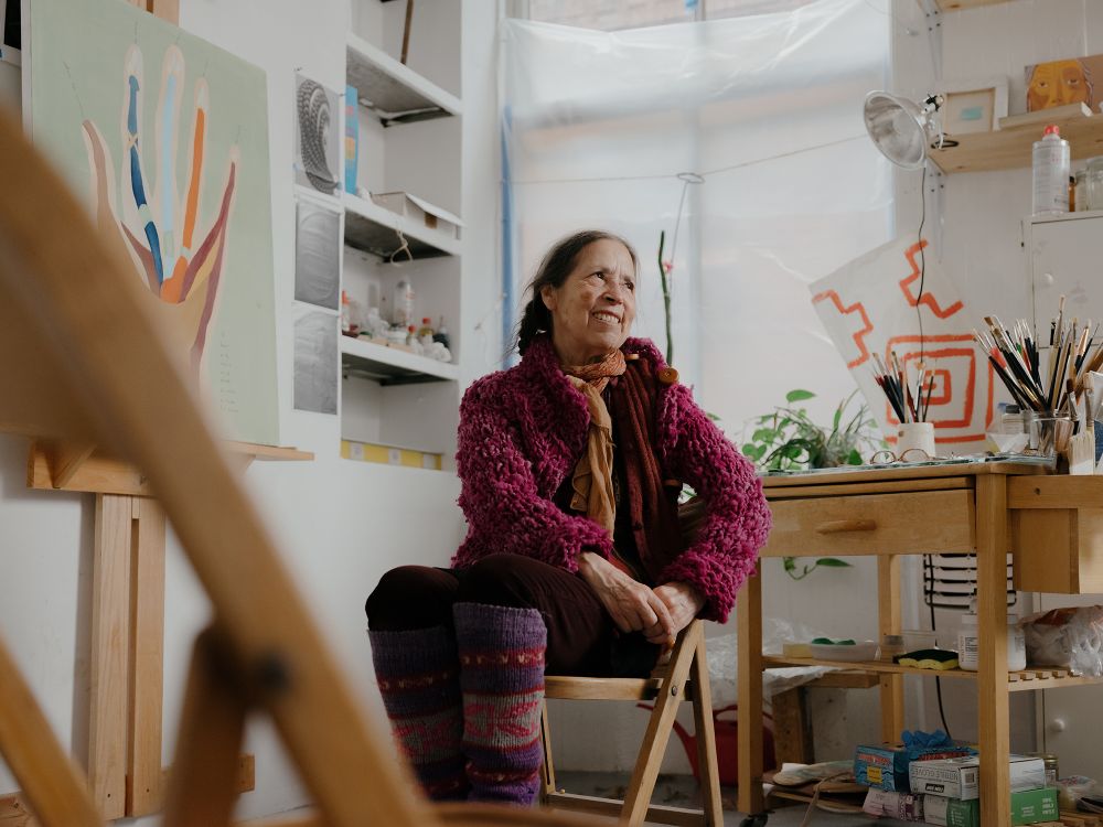 Cecilia Vicuña, Premio Nacional de Artes Plásticas 2023, es egresada de la UCHILE.